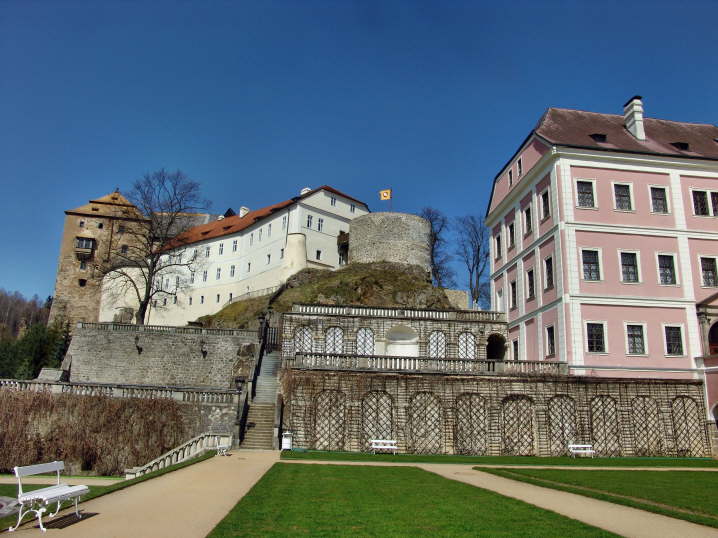 Burg und Schloss in Becov
